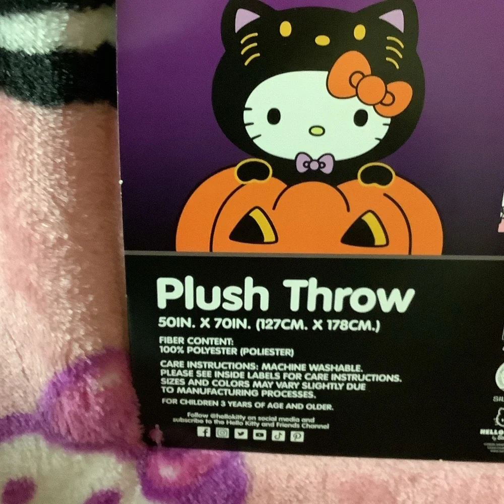 Hello Kitty Halloween Plush Blanket - Picture 3 of 4